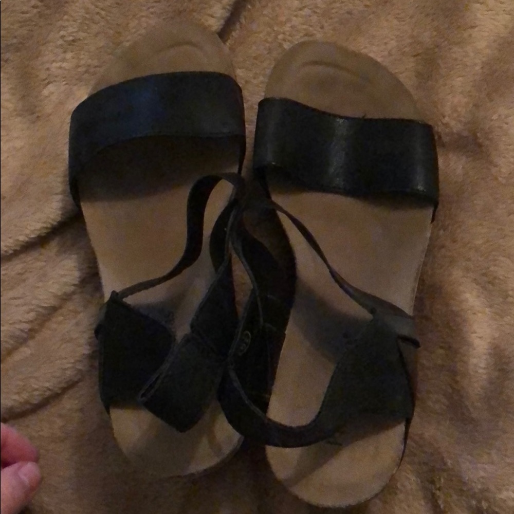 Black wedges